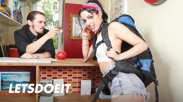 Gorące Noce w Hostelu: Kusząca Tajemnica Pani Latynoski