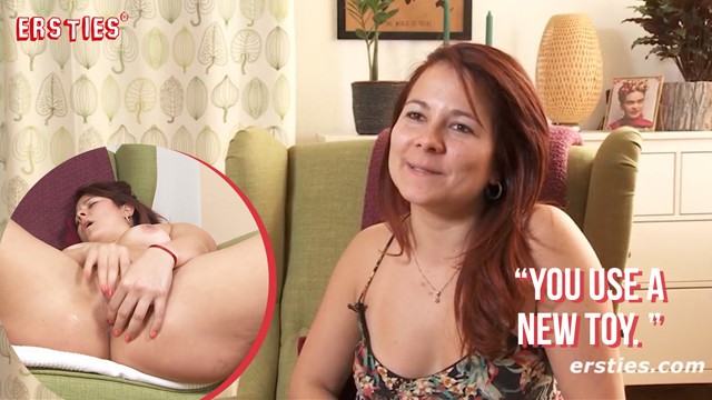 Ersties - Gorąca Amatorska Laska Wkłada Rzeczy W Jej Ciasny Tyłek - Porn