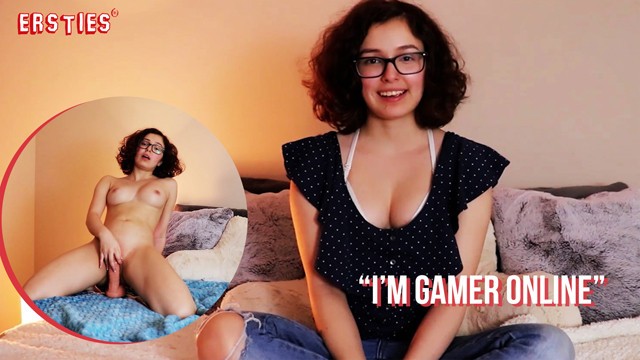 Ersties - Amerykański Gracz Online Ujeżdża Swoje Dildo - Porn