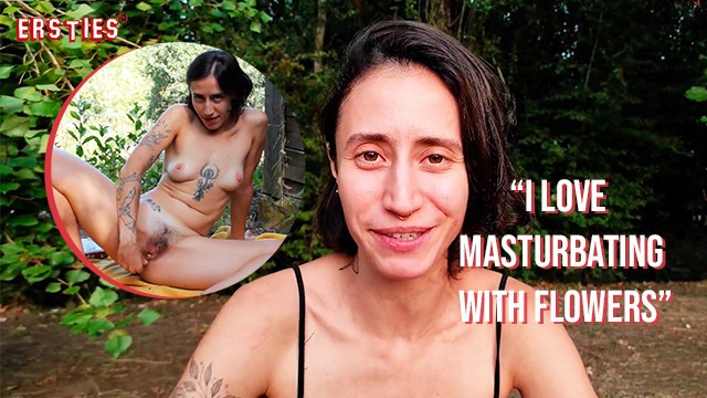 Ersties - Rachel Uwielbia Masturbować Się Kwiatami Na świeżym Powietrzu - Porn