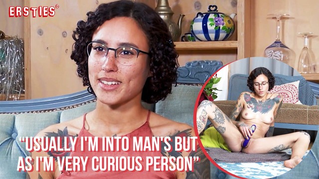 Ersties - Tatuaż Hottie Masturbuje Się Swoim Ulubionym Wibratorem - Porn