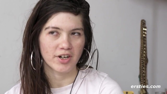 Ersties - Julia W Wkłada Zatyczkę Analną, Zanim Zrobi Sobie Palcówkę - Porn