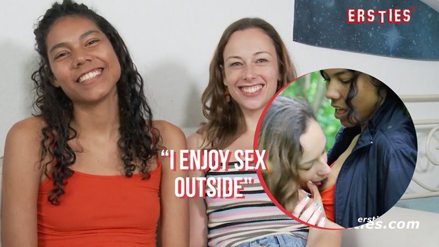 Ersties - Abbygale i Caroline Bawią Się Lesbijkami w Parku - Porn