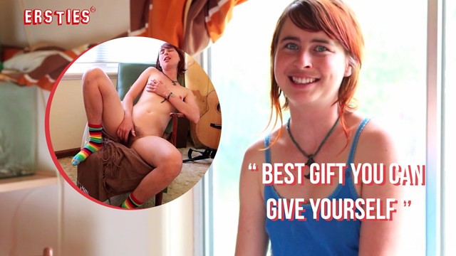 Ersties - Cute Ezmeralda Palcuje Swoją Bardzo Owłosioną Cipkę - Porn