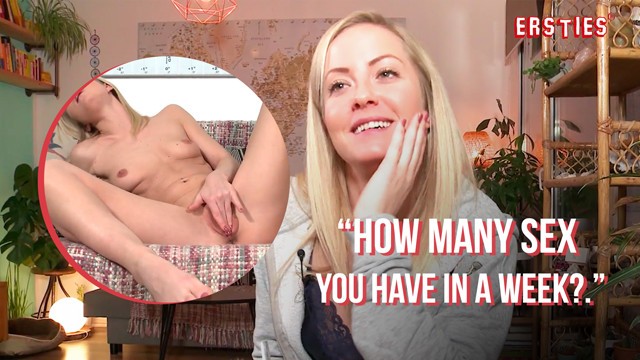 Ersties - Blonde Laska Sicilia Głaszcze Swoją Ogoloną Cipkę - Porn