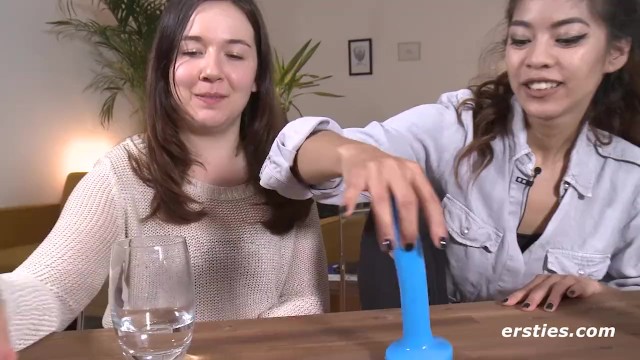 Po Wypiciu Wina Leah i Kim Są Gotowe do Eksperymentu - Porn