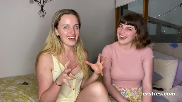 Para Lesbijek Bawi Się w Bibliotece - Porn