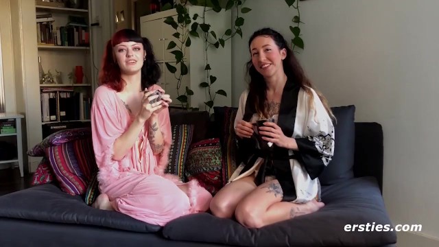 Wytatuowane Laski Robią Seksowne Zdjęcia - Porn