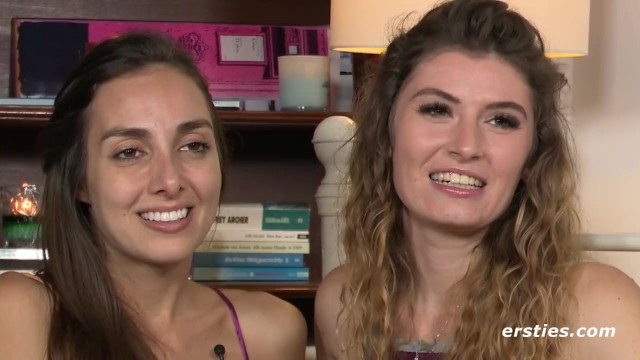 Słodkie Laski Mówią o Sobie i Całują - Porn