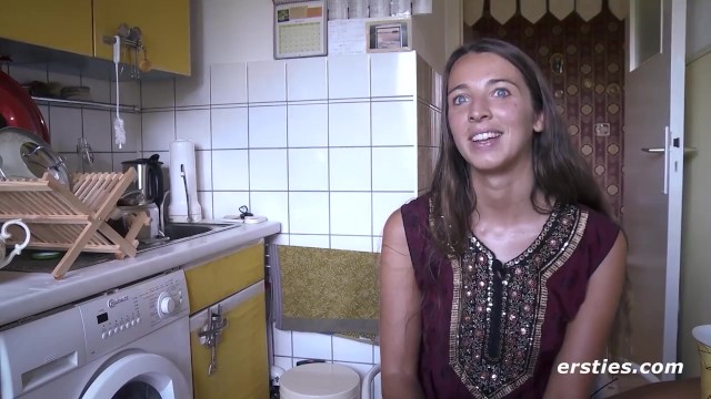 Ersties: Uczennica Tanja Dotyka Jej Owłosionej Cipki - Porn