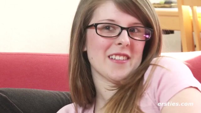 Ersties: Śliczna Laska z College'u Pociera Się Przed Masturbacją Swojej Owłosionej Cipki - Porn