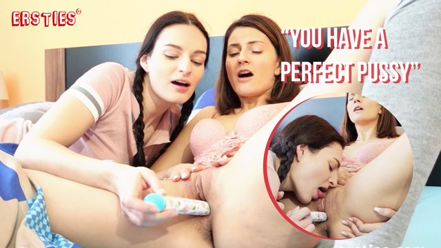 Ersties: Brunetka Budzi Się, Aby Znaleźć Swoją Lesbijską Przyjaciółkę Masturbującą Się w łóżku - Porn