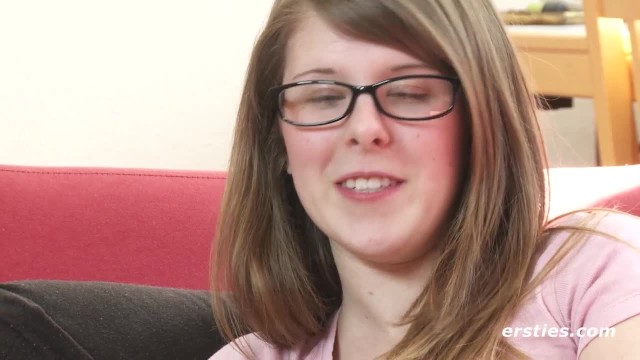 Ersties: Śliczna Laska z Owłosioną Cipką Bawi Się Swoją Ulubioną Zabawką - Porn