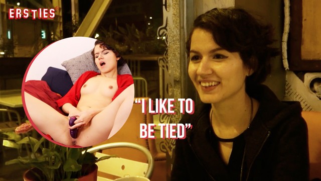 Ersties: Śliczna Vicki Wysiada Na Swojej Ulubionej Zabawce - Porn