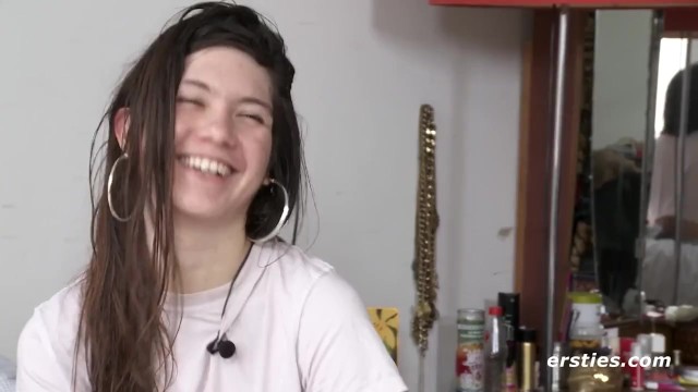 Ersties: Śliczna Amerykańska Laska Masturbuje Się W Wannie - Porn
