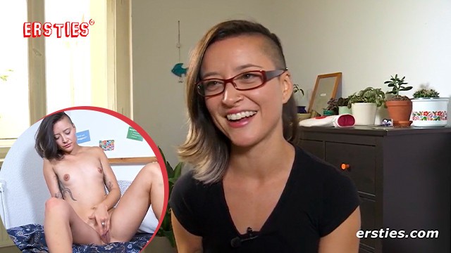 Ersties: śliczna Brunetka Palcuje Swoją Ogoloną Cipkę - Porn